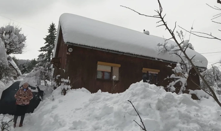 Deseci domova još bez struje, ljudi se snalaze kako znaju