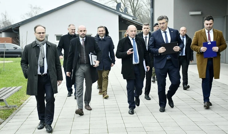 Premijer Plenković u Petrinji obišao kuću u izgradnji te uručio niz ugovora i sporazuma 