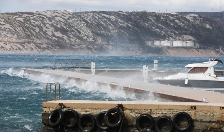 U priobalju puše bura, podno Velebita s olujnim i orkanskim udarima