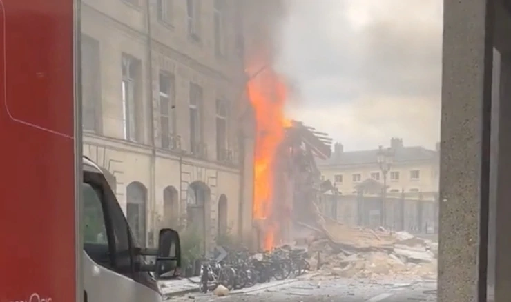 Eksplozija plina izazvala požar u središtu Pariza