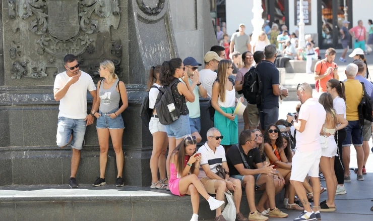 Turisti iskoristili svaku priliku za osvježenje u hladu 