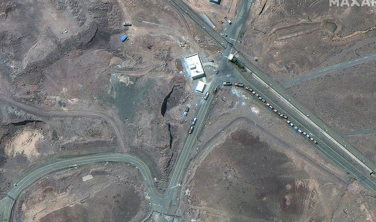 Kamioni blizu ulaza u postrojenje za obogaćivanje goriva Fordow, fotografija od 19. lipnja 2025.