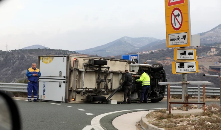 Olujna bura prevrnula dostavni kamion