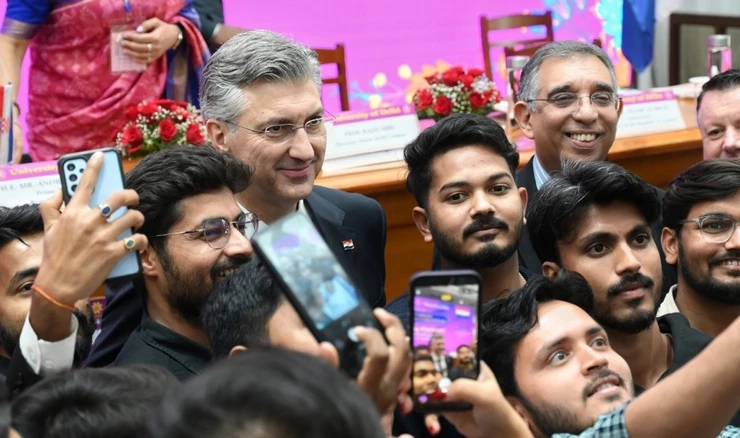 Andrej Plenković sa studentima u New Delhiju