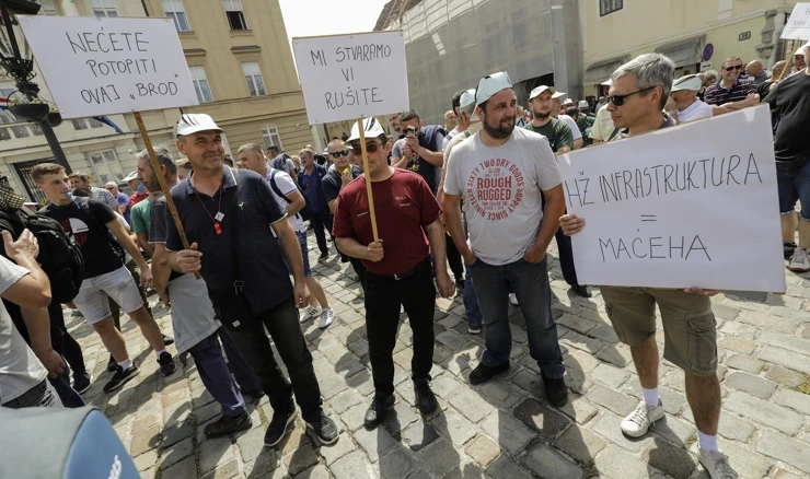 Prosvjed željezničara na Markovu trgu