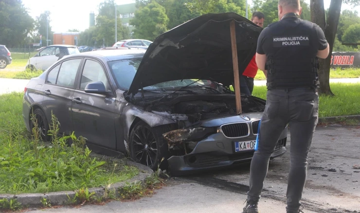 Izgorio BMW u Karlovcu