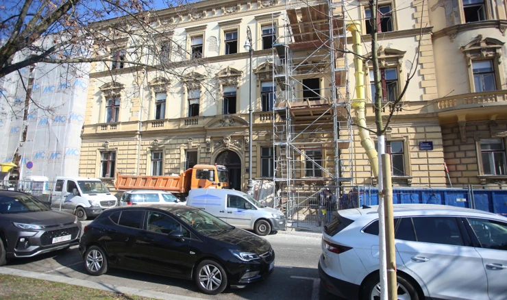 Dio zgrade urušio se tijekom radova, jedna osoba ozlijeđena