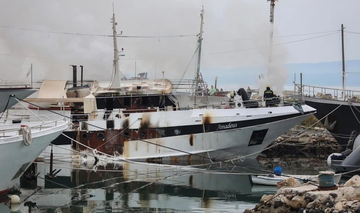  Od sinoć gori turistički brod u luci Bajnice 
