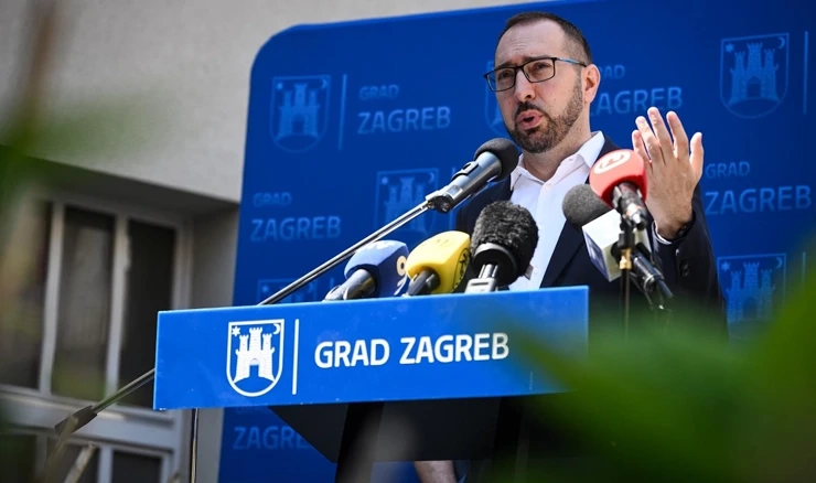 Tomašević je istaknuo da ozelenjivanje dvorišta doprinosi kvaliteti života građana i pomaže u ublažavanju učinka toplinskih valova