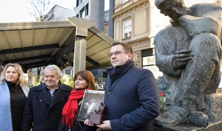 Položen vijenac na spomenik Nikole Tesle