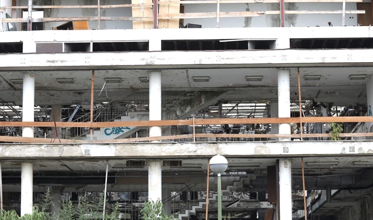 Ruši se devastirana zgrada u Paromlinskoj