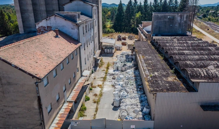 Fotografije iz zraka ilegalnog odlagališta otpada u Gospiću