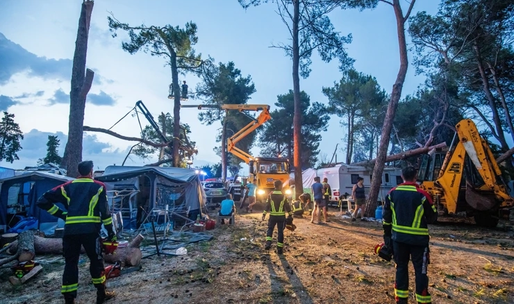 Vjetar u autokampu Sirena iščupao na desetine stabla