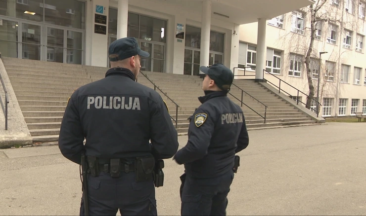 Policija pred školom