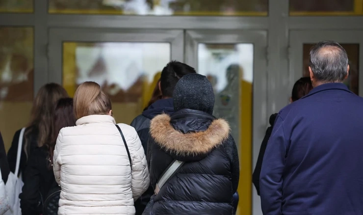 Prosvjed roditelja ispred škole