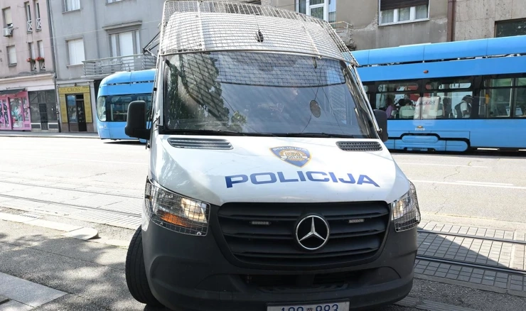 Dovođenje optuženih policajaca u Uskok
