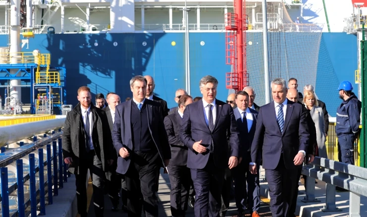 Plenković u društvu Nehmmera i Soedera obišao LNG terminal na Krku