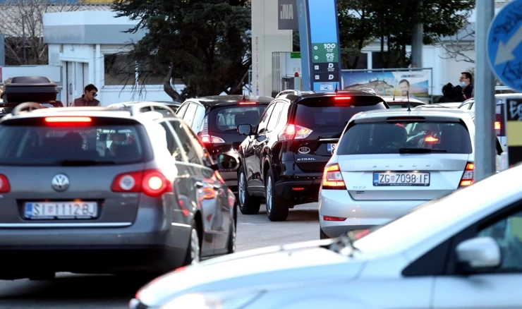 Gužve na benzinskim crpkama zbog poskupljenja goriva