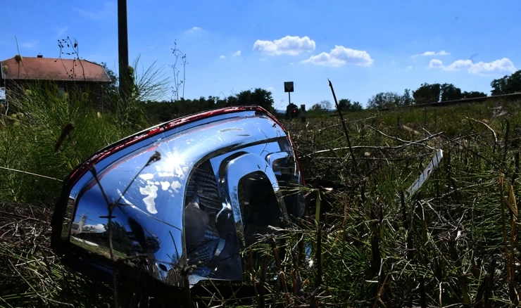 U Trenkovu teretni vlak naletio na automobil, dvije osobe prevezene u bolnicu