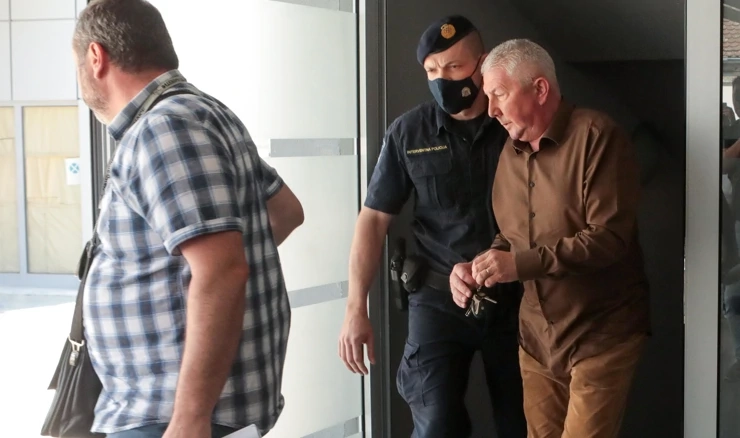 Sudac Zoran Vekić odlazi u pratnji istražitelja, arhivska fotografija