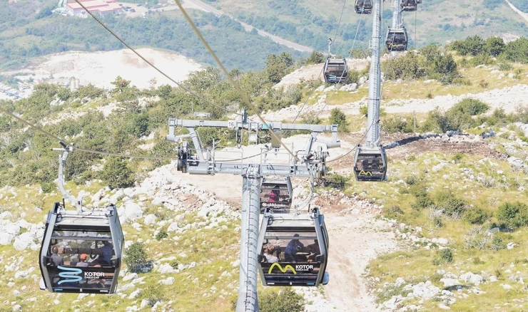 Žičara na skijalištu u Crnoj Gori