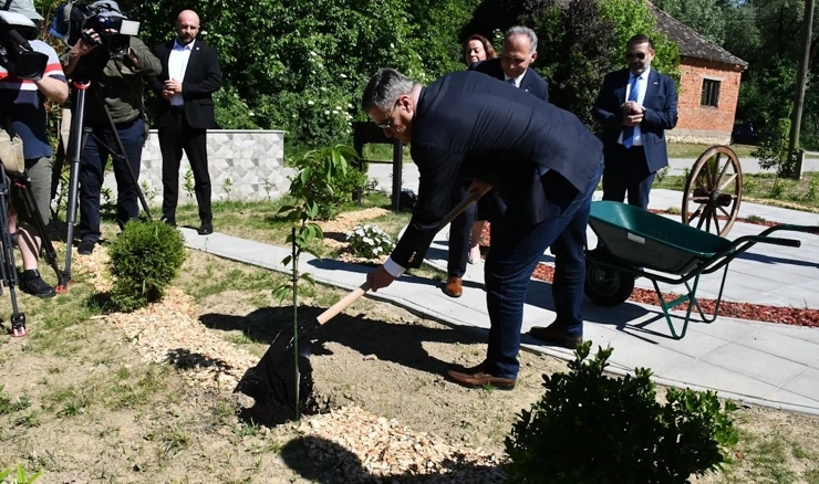 Predsjednik Republike Zoran Milanović zasadio je 'stablo mira' u Romskom memorijalnom centru Uštica