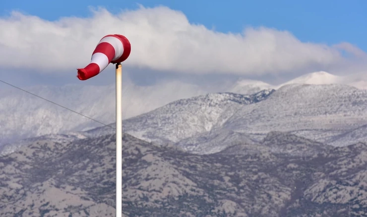 HAK: Zbog orkanske bure problemi u prometu