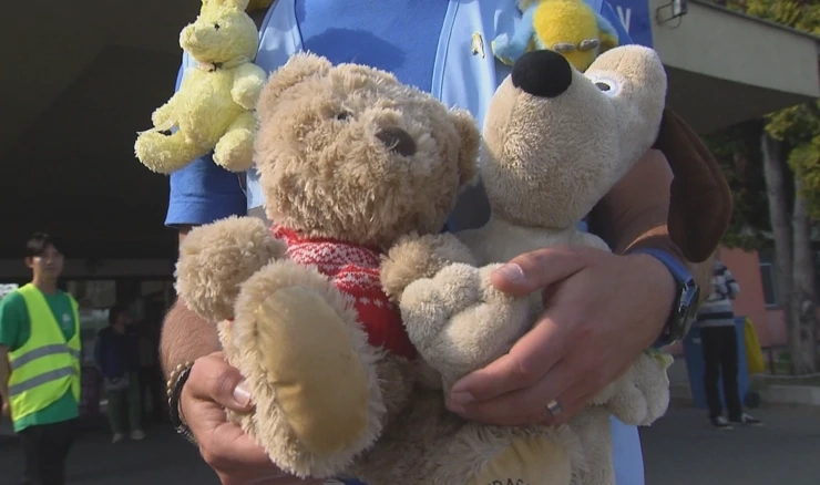 Plišancima ukrajinskoj djeci vraća osmjeh na lice