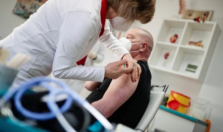 Njemačka odobrila cjepivo AstraZenece za starije od 65