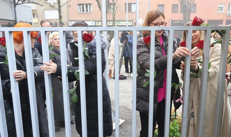  Zagreb: Performans sa ružama zastupnika ispred Sabora 