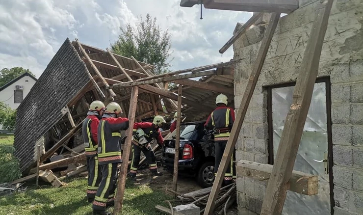 Iznimno jak vjetar oštetio obiteljske kuće i gospodarske zgrade u naselju Hrženica