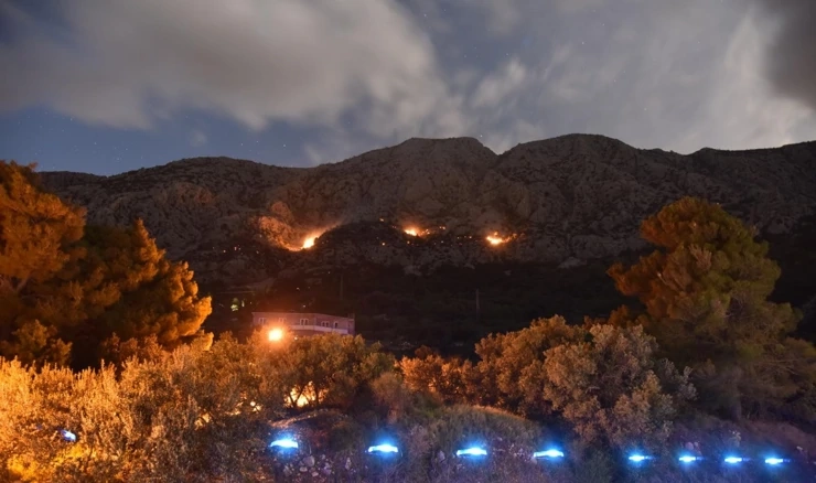 Jaka bura otežava gašenje požara koji je planuo iznad Živogošća 