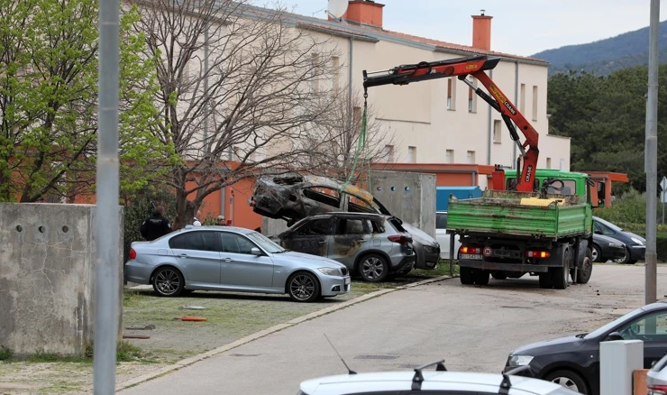  Cres: Očevid policije na mjestu gdje su zapaljena tri vozila