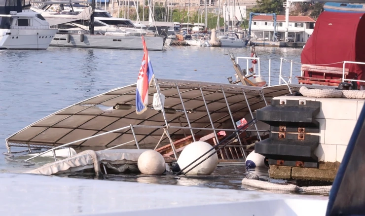Turistički brod udario u Zapadnu obalu i potonuo, nema ozlijeđenih