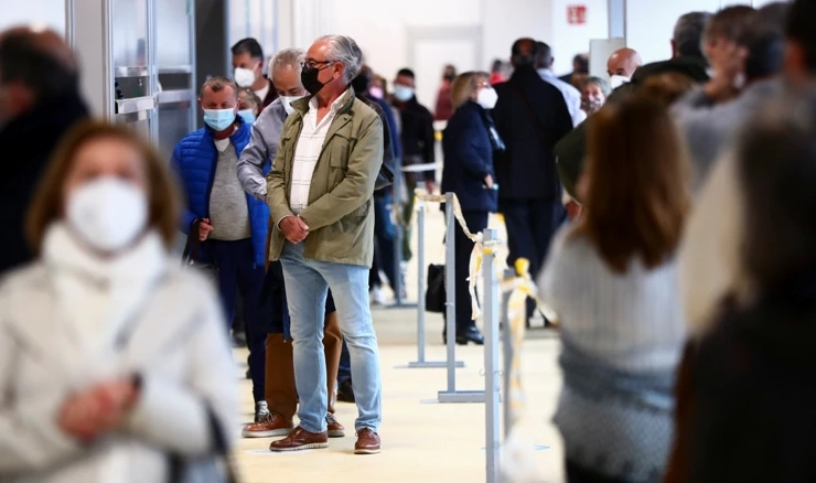 Madrid, ljudi u bolnici čekaju u redu prije nego prime prvu dozu cjepiva AstraZenece 