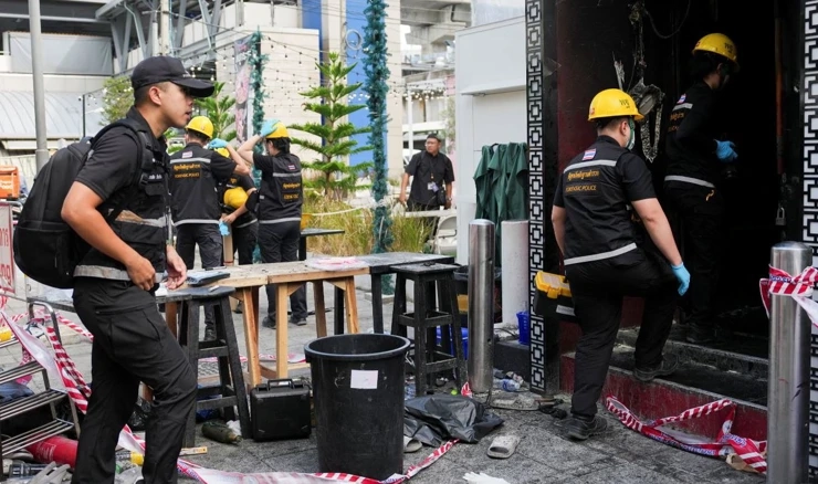 Policijski forenzičari pregledavaju mjesto požara u pubu u Bangkoku
