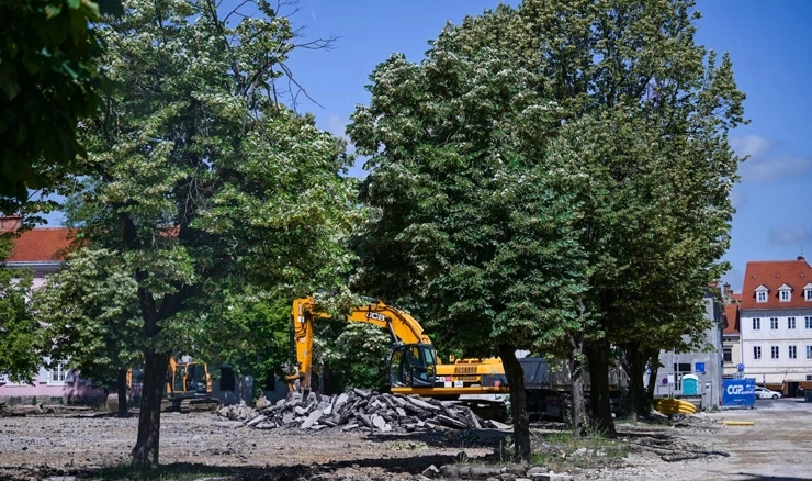 Radovi na rekonstrukciji Trga bili su privremeno zaustavljeni jer se dio javnosti pobunio zbog rušenja drvoreda