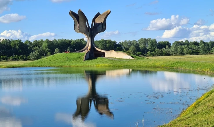  Kameni cvijet, spomenik svih žrtvama koje su stradale u logoru Jasenovac 