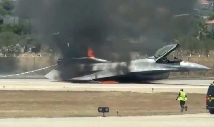 Grčki F-16 prisilno sletio u zračnu luku na Zakintosu zbog požara