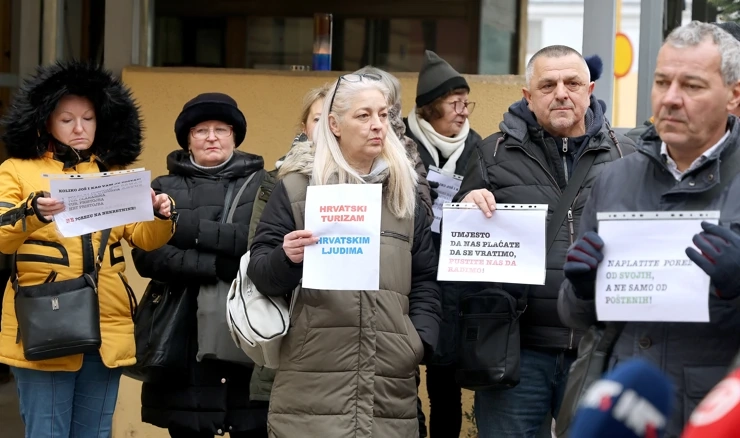  Zagreb: Prosvjed malih iznajmljivača ispred Sabora 