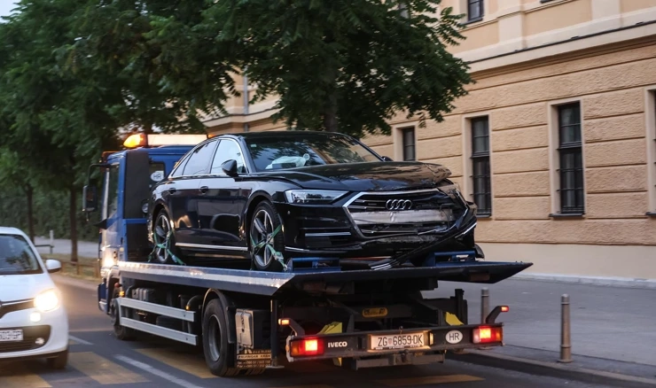 Službeno vozilo ministra Anušića