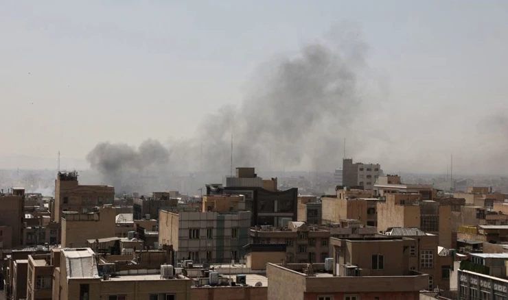 U Teheranu dim nakon eksplozije, nakon napada Izraela i SAD-a