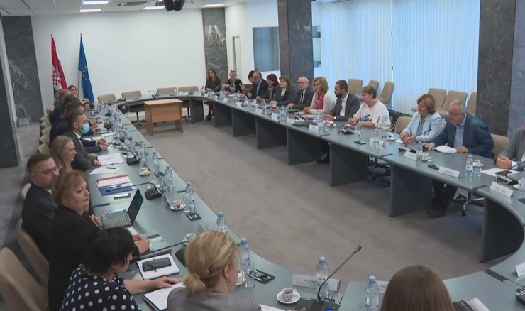 Nastavljaju se pregovori predstavnika sindikata javnih i državnih službi i Vlade