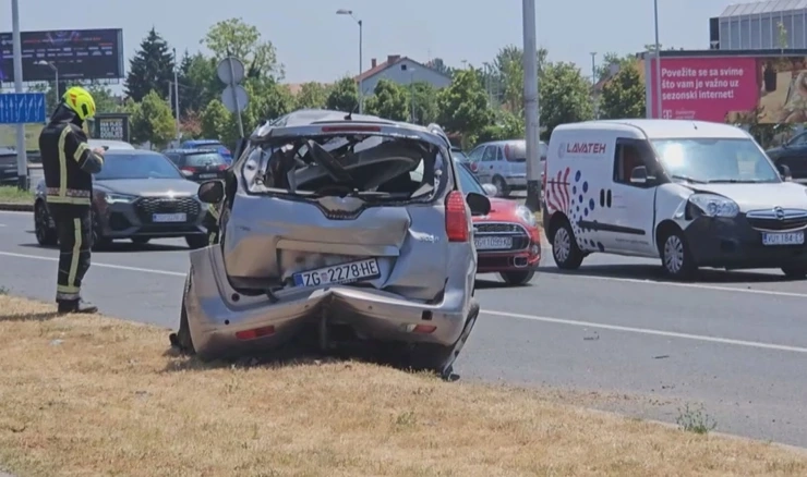 Nesreća na Slavonskoj aveniji: Kamion izletio s ceste nakon sudara, dvoje ozlijeđenih