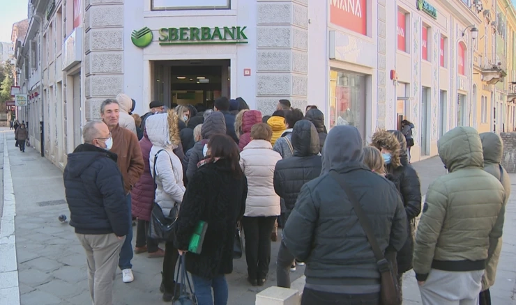 Građani ispred poslovnice Sberbanka