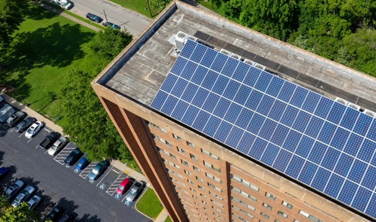 Solarni paneli na zgradi