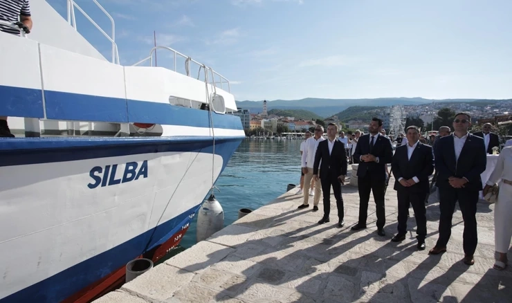 Liniju održava katamaran Silba, kapaciteta 310 putnika