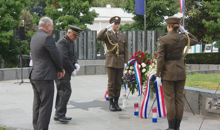 U Glini su položeni vijenci i zapaljene svijeće ispred spomen-obilježja hrvatskim braniteljima i civilima iz Domovinskog rata. 