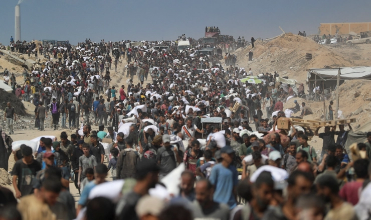 Palestinci prevoze pomoć koja je stigla za Gazu