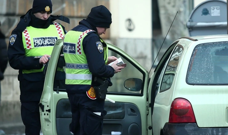 Vozio bez dozvole neregistrirani auto